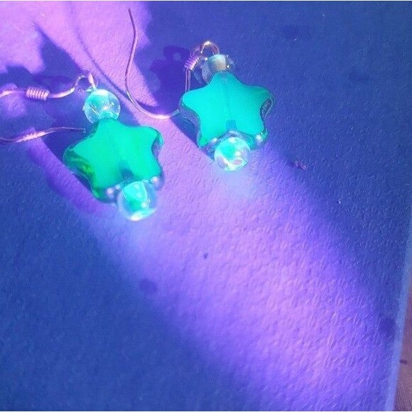 Small sterling silver and uranium glass star earrings with phosphorus accent - Picture 7 of 9